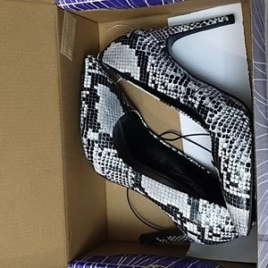 Worthington 9.5 New woman's heels reptilian print